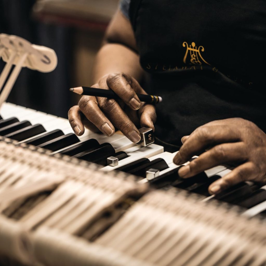 PB STEINWAY SON 030215 08 345 CMJN300 square 1